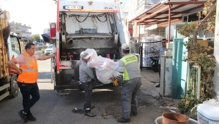 Antalya’da Bir Evden 3 Kamyon Çöp Çıkarıldı