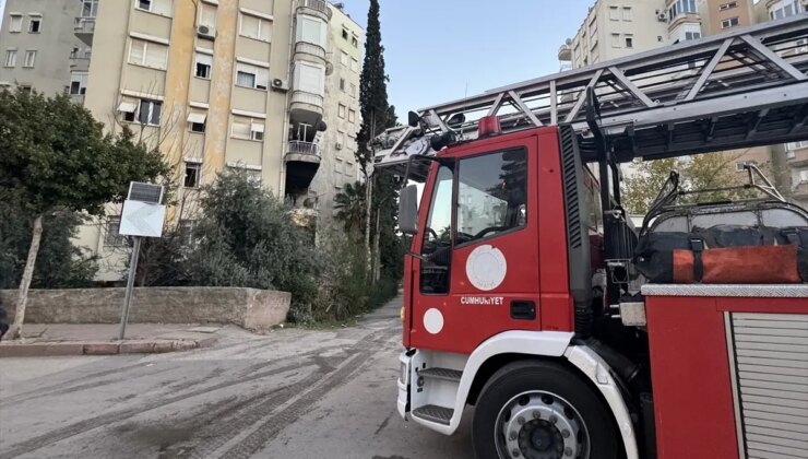 Antalya’da Apartman Yangını: 4 Kişi Dumandan Etkilendi